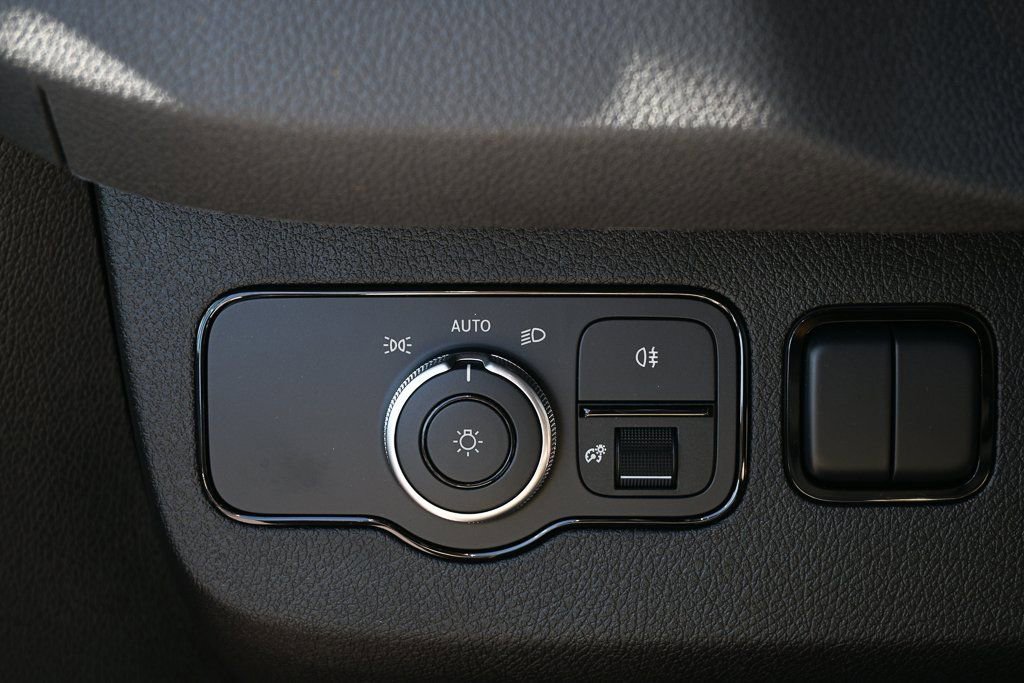 Used 2025 Mercedes-Benz Sprinter 2500 image 9