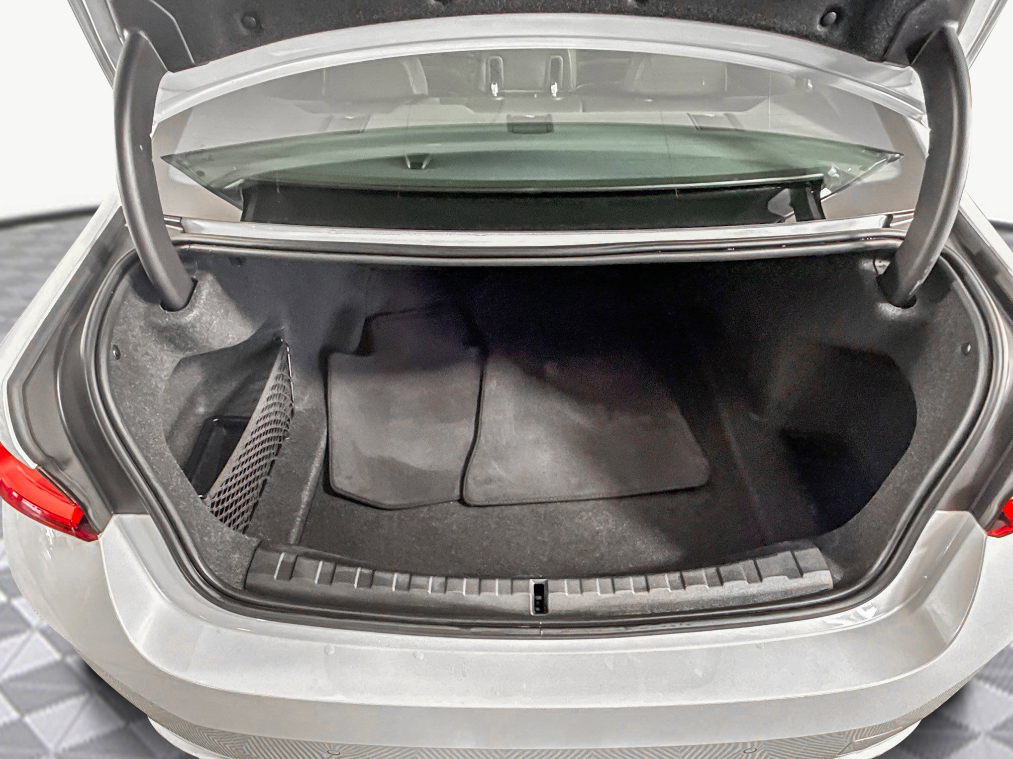 Used 2025 BMW 330i Sedan w/ Convenience Package image 35