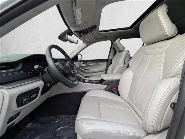 Used 2022 Jeep Grand Cherokee Overland w/ Luxury Tech Group IV image 15