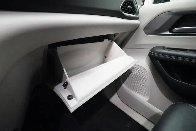 Certified 2024 Chrysler Pacifica Touring-L image 29