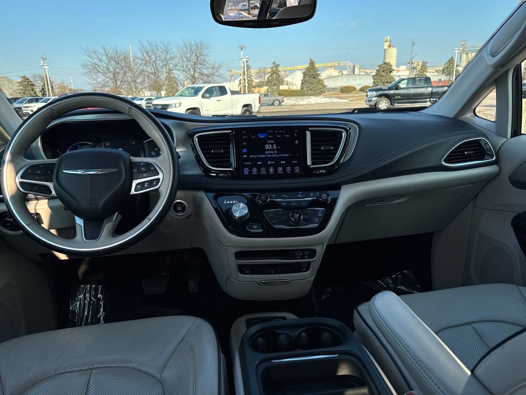 Used 2017 Chrysler Pacifica Platinum image 15