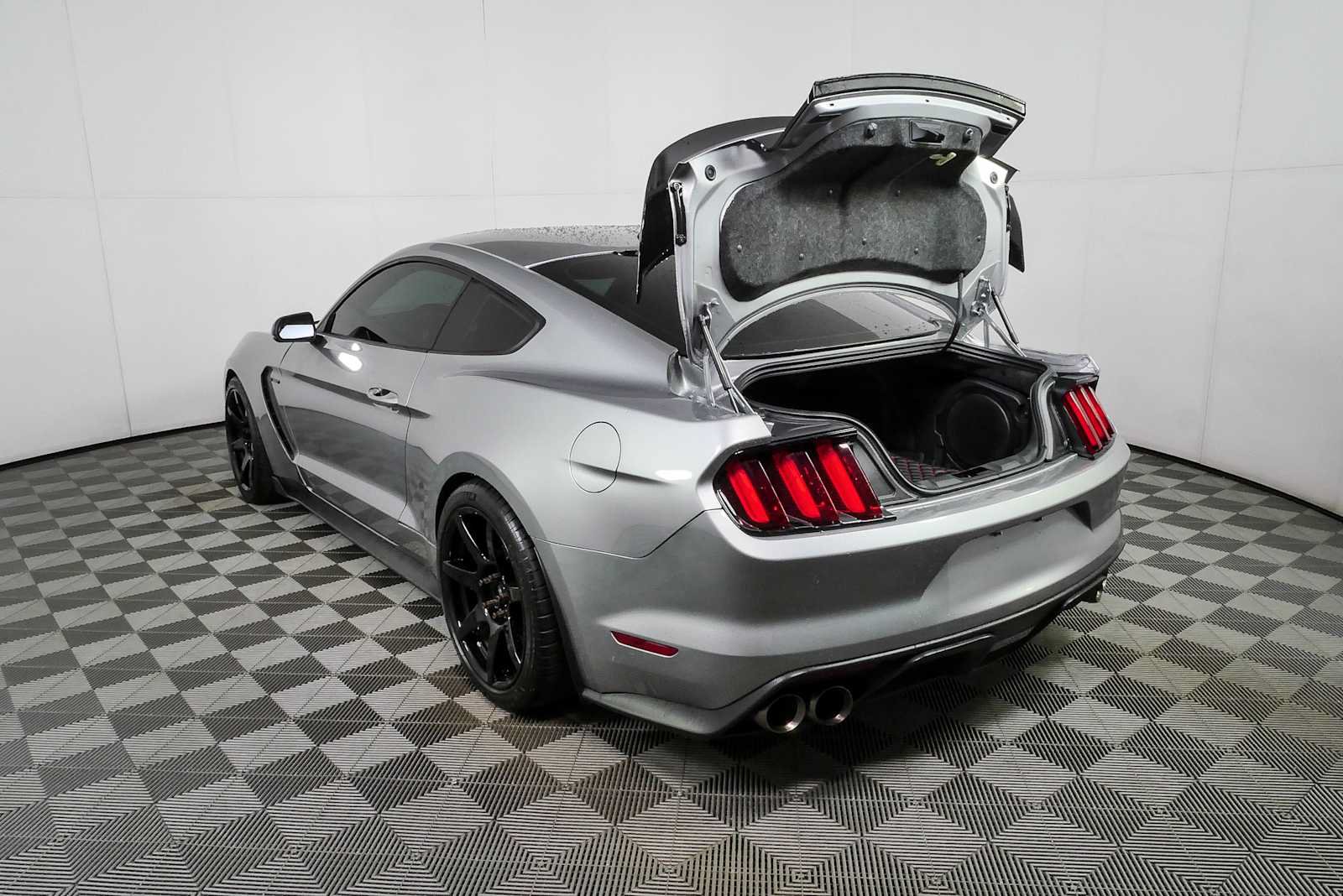 Used 2020 Ford Mustang Shelby GT350R w/ GT350R Equipment Group 920A RWD image 28