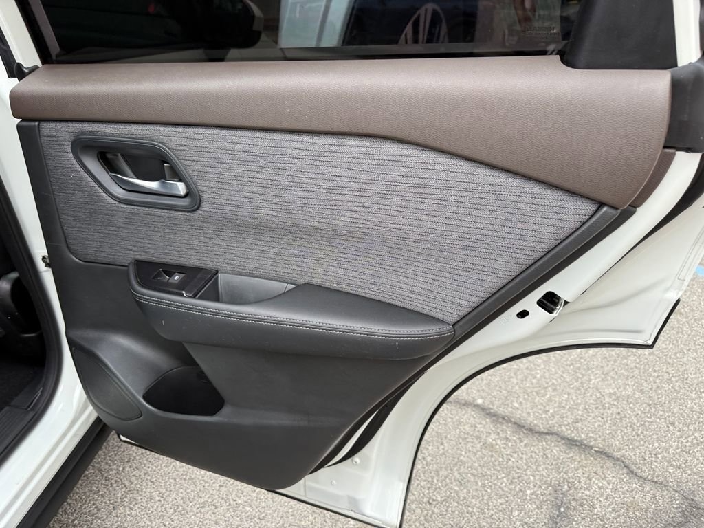 Used 2023 Nissan Rogue SV AWD/4WD image 30