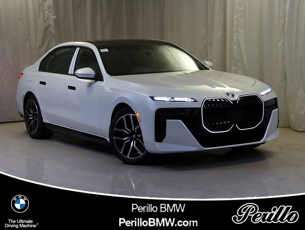 Used 2026 BMW 750e xDrive image 1