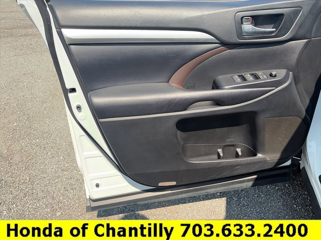 Used 2019 Toyota Highlander XLE AWD/4WD image 20