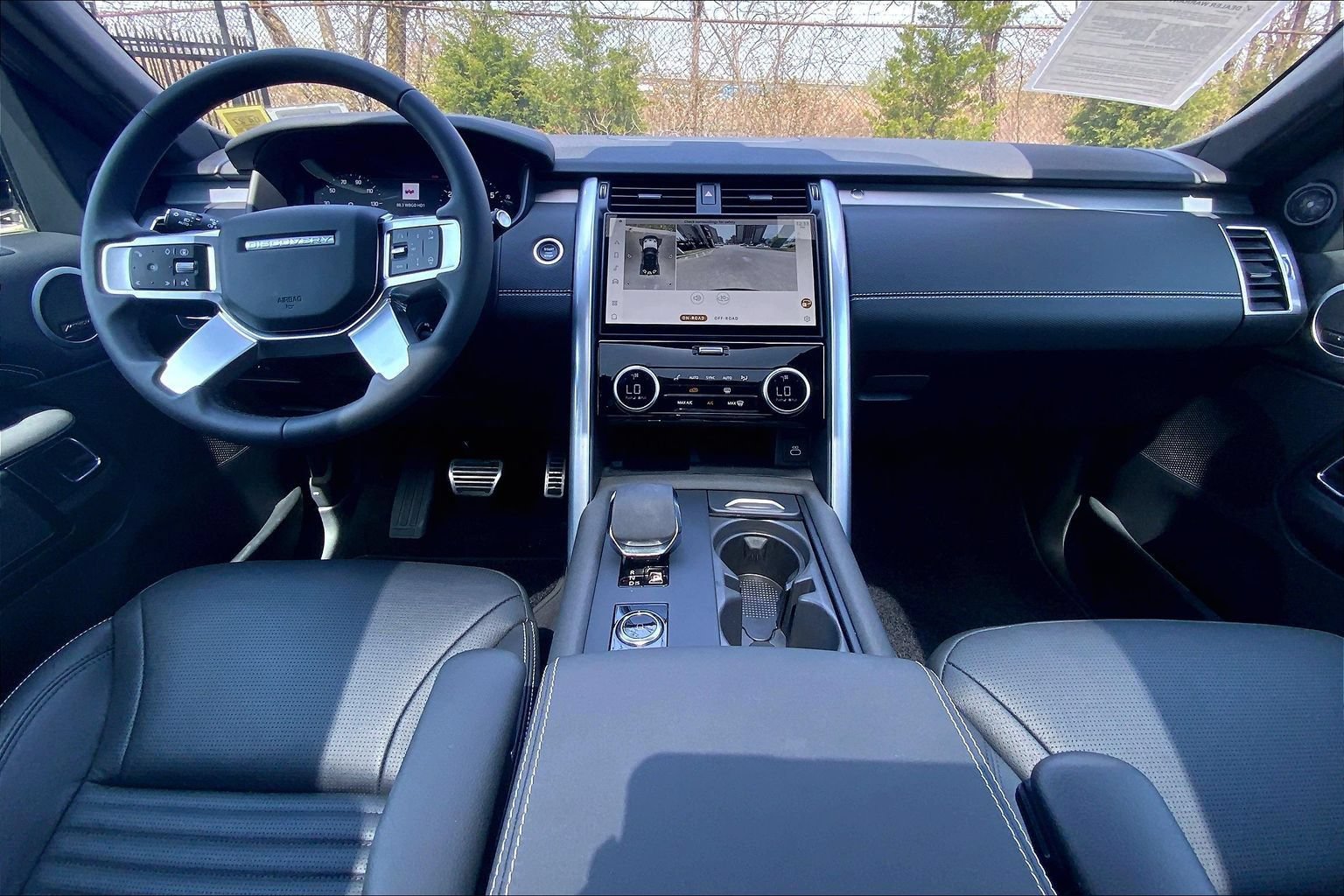 Certified 2025 Land Rover Discovery Dynamic SE AWD/4WD image 15