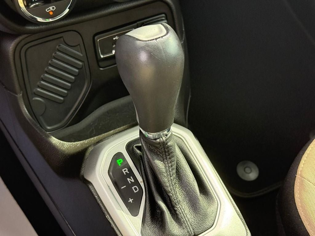 Used 2017 Jeep Renegade Latitude FWD image 24