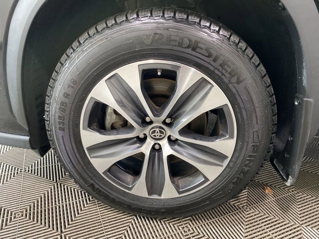 Certified 2023 Toyota Highlander XLE AWD/4WD image 11
