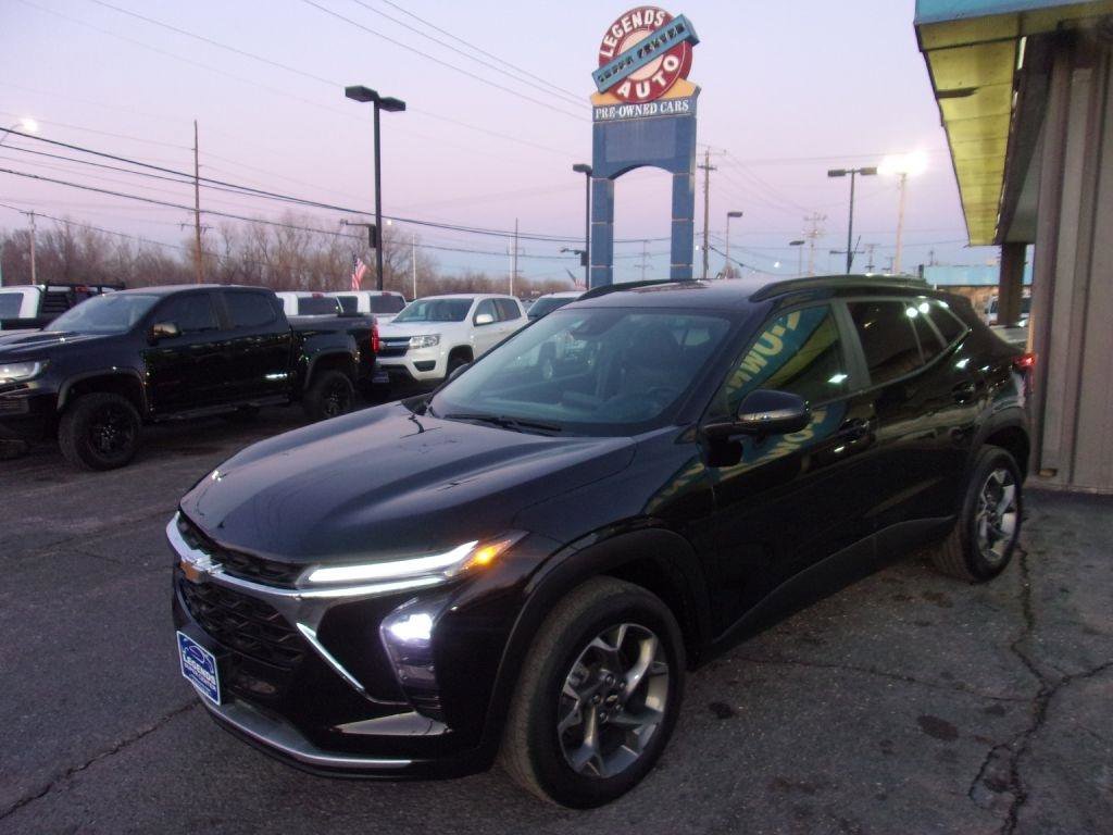 Used 2025 Chevrolet Trax LT w/ Driver Confidence Package image 1