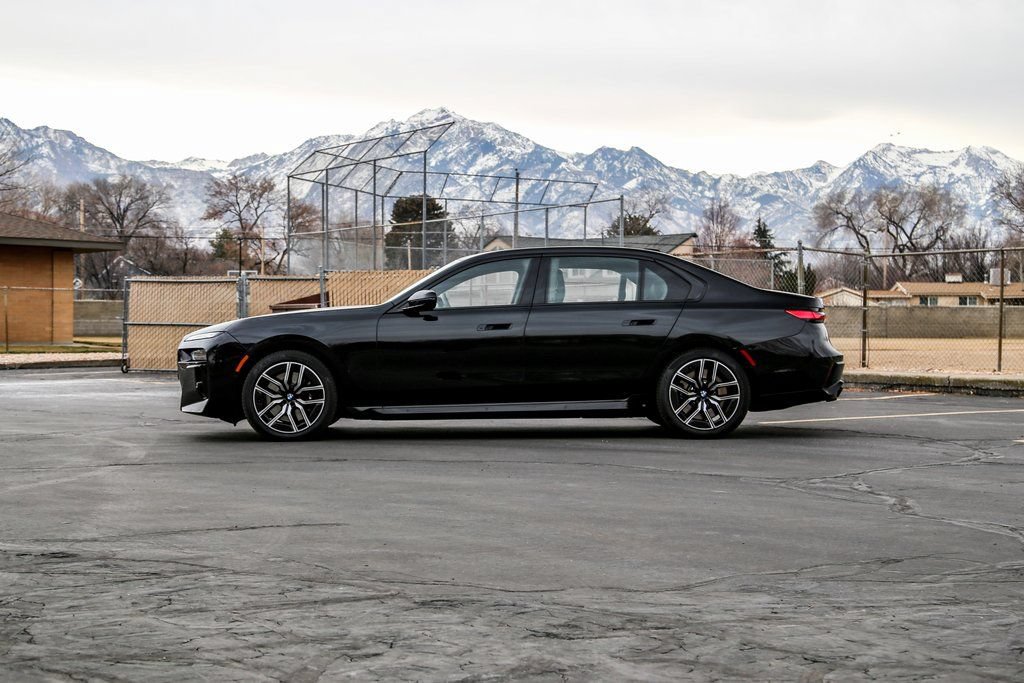 Used 2025 BMW 760i xDrive w/ Executive Package AWD/4WD image 2