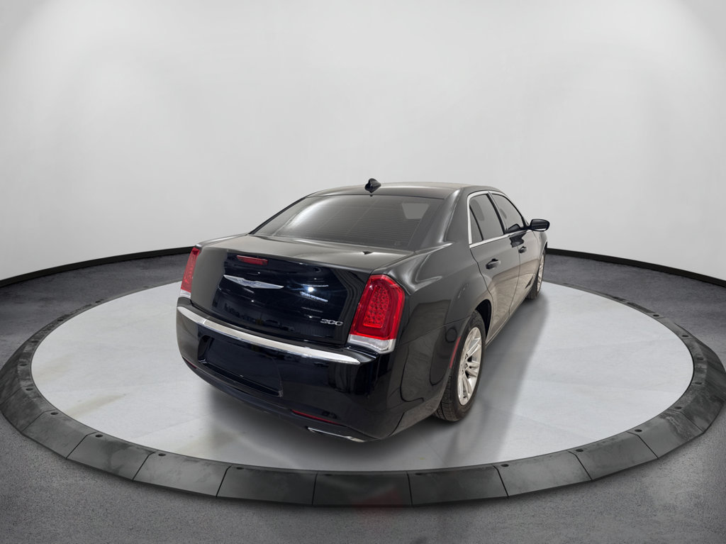 Used 2018 Chrysler 300 Touring w/ Driver Convenience Group RWD image 6