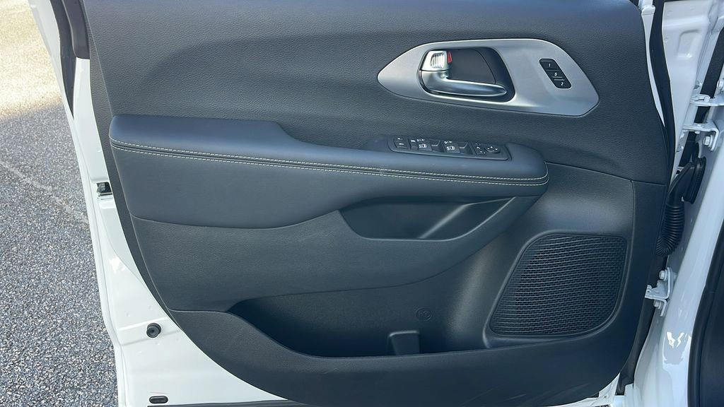 New 2025 Chrysler Pacifica Limited image 16