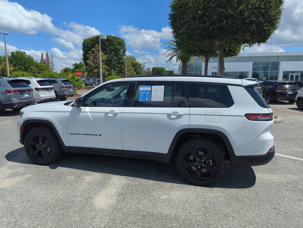 Used 2022 Jeep Grand Cherokee L Limited w/ Black Appearance Package AWD/4WD image 10