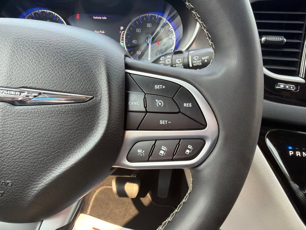 Used 2023 Chrysler Pacifica Touring-L FWD image 17