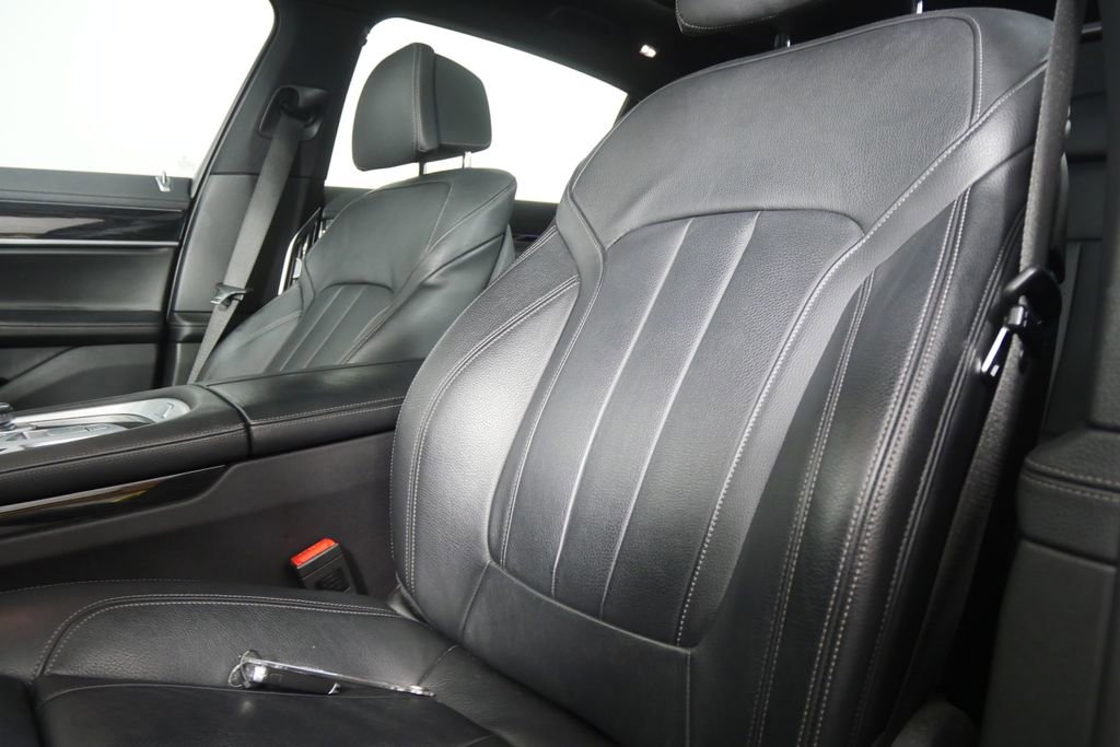 Used 2019 BMW 740i w/ M Sport Package image 10