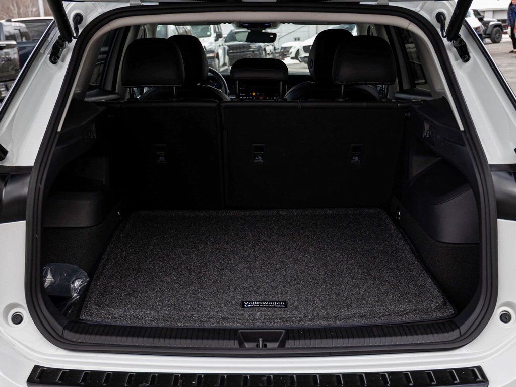 Used 2025 Volkswagen Tiguan SE image 35