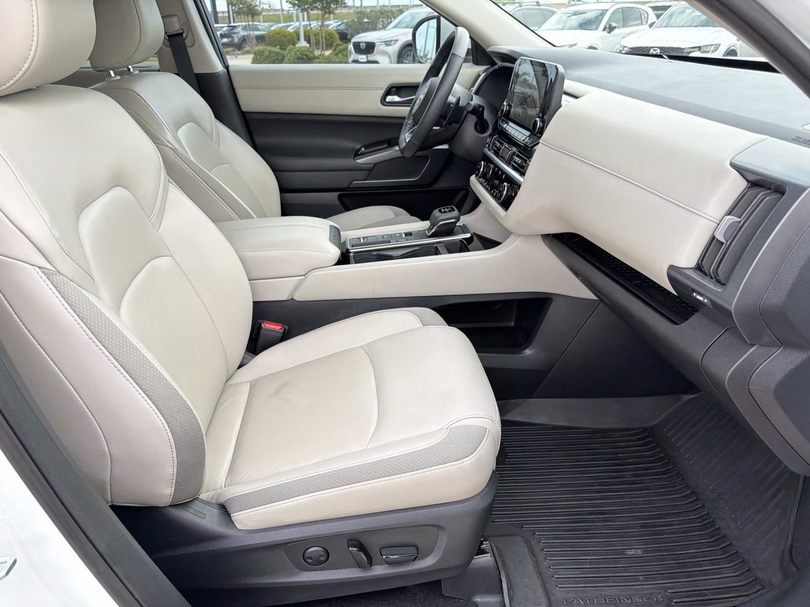 Used 2024 Nissan Pathfinder SL FWD image 9