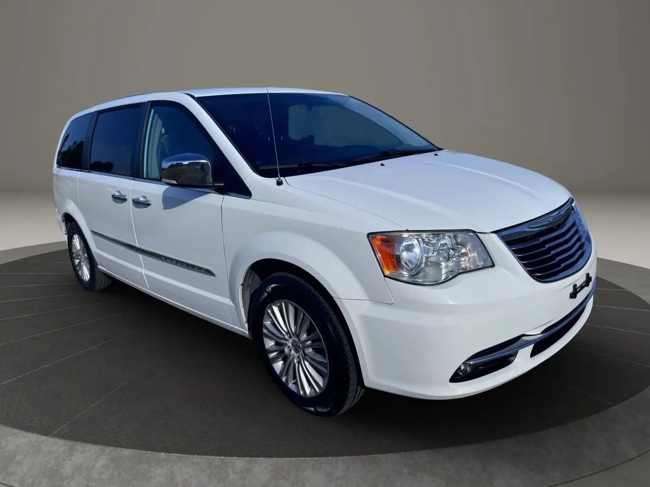 Used 2015 Chrysler Town & Country Limited FWD image 2