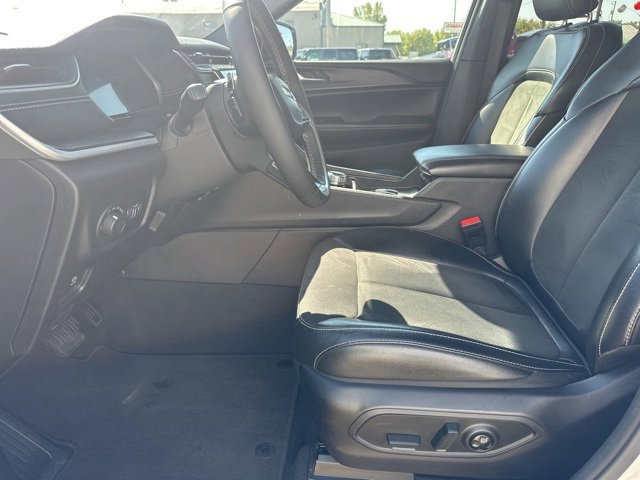 Used 2024 Jeep Grand Cherokee L Laredo image 12