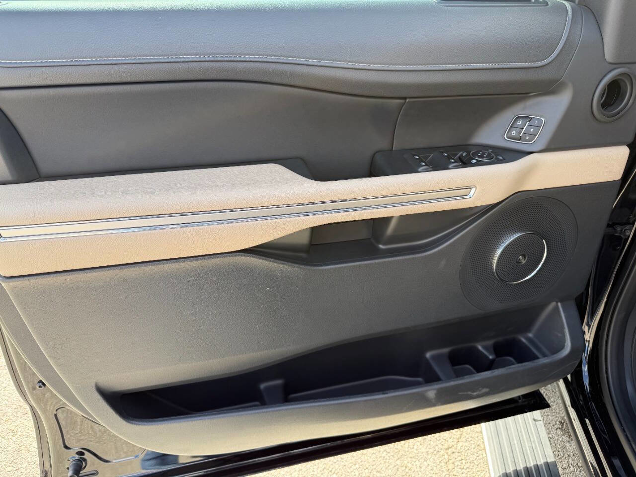 Used 2023 Ford Expedition Limited image 11