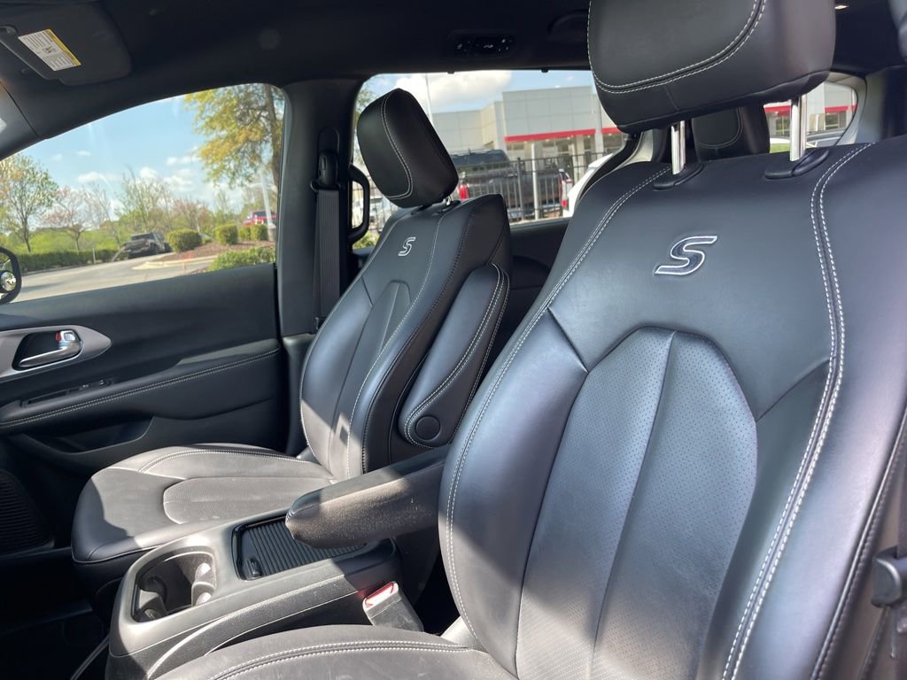Used 2023 Chrysler Pacifica Touring-L w/ S Appearance Package image 19