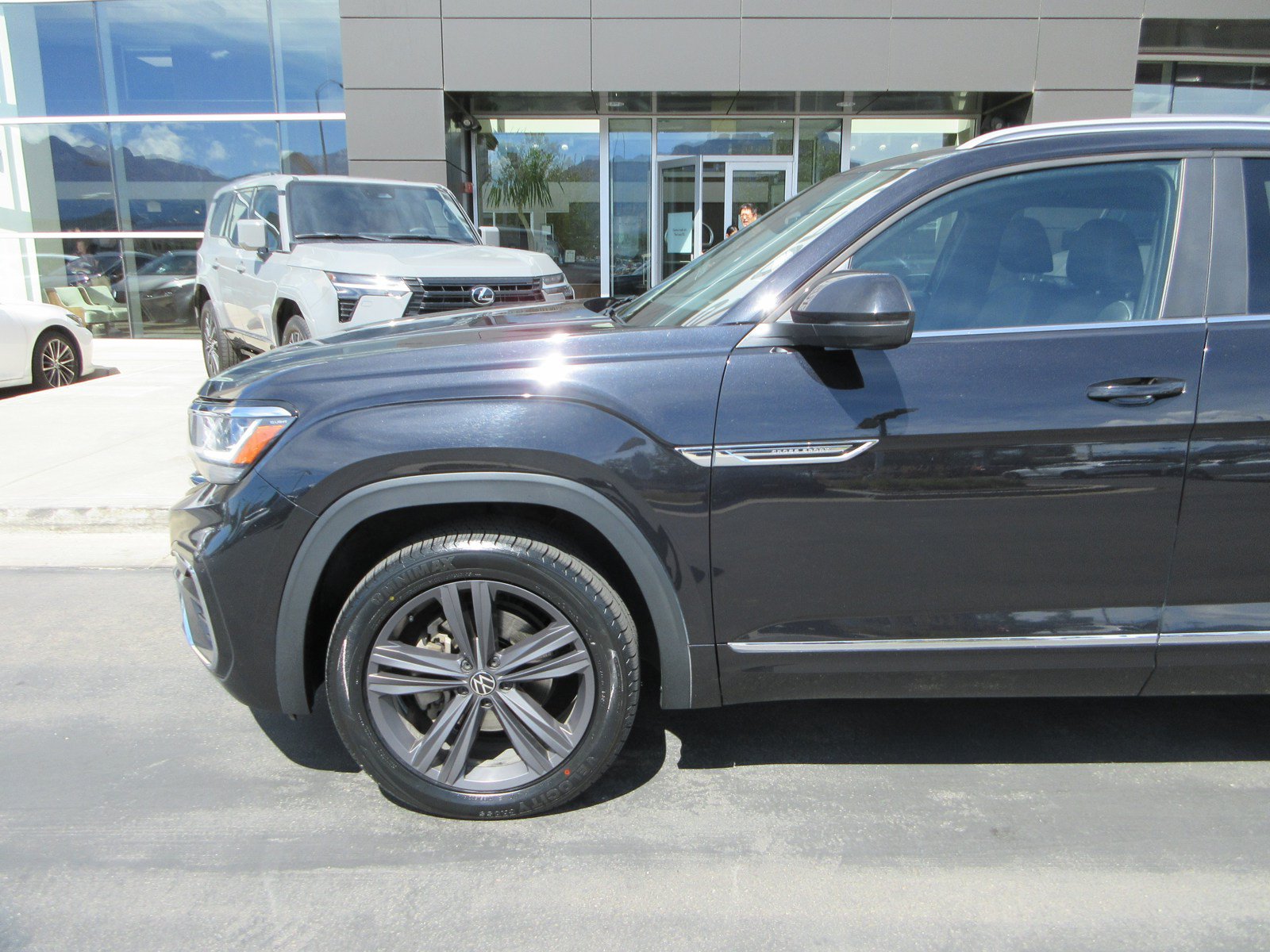 Used 2020 Volkswagen Atlas Cross Sport SE w/ Towing Package AWD/4WD image 2