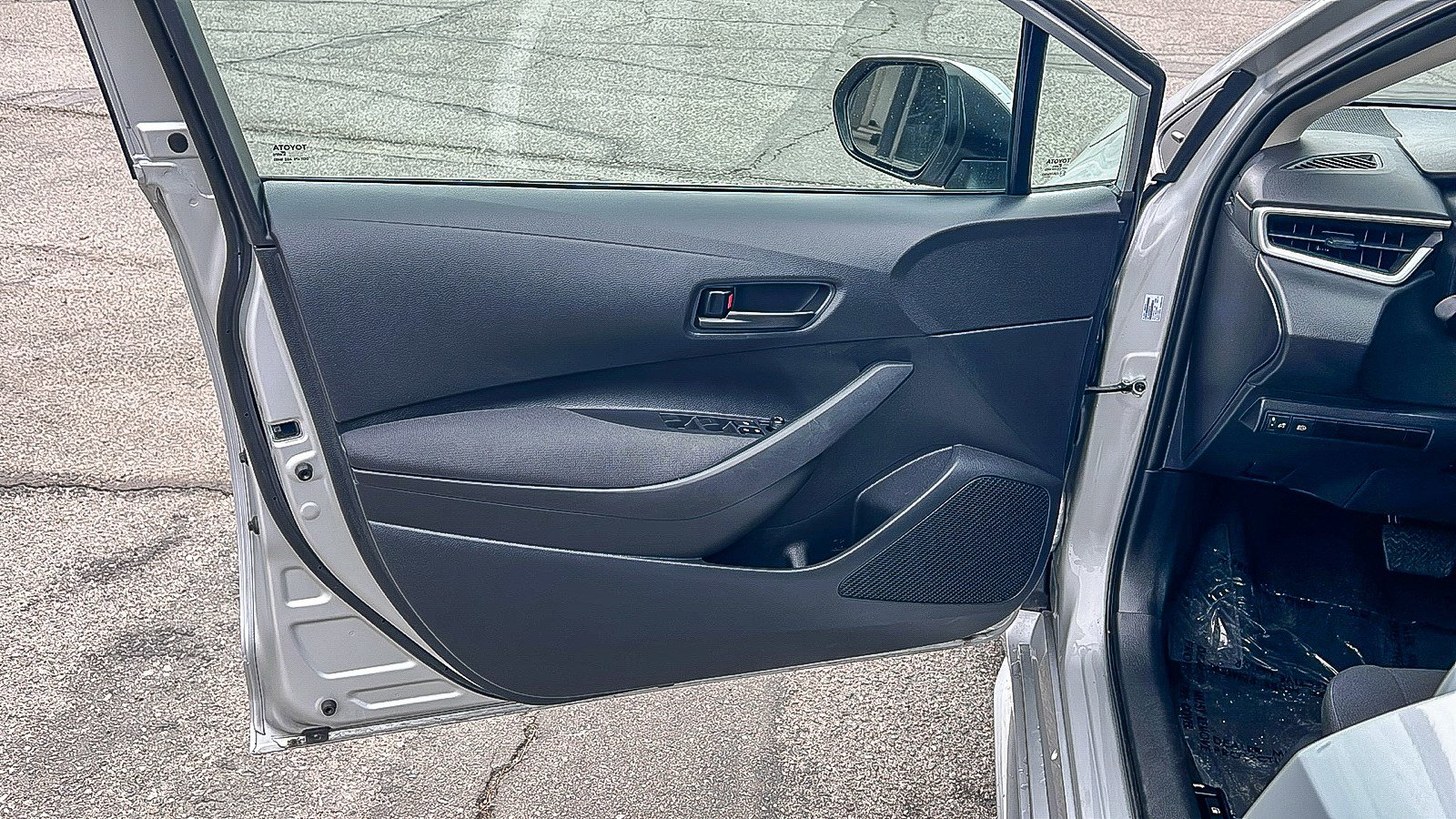 Used 2025 Toyota Corolla LE image 21