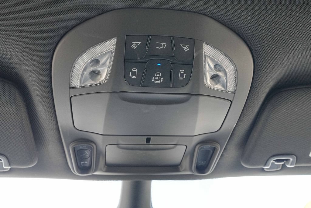 Used 2025 Chrysler Pacifica Limited FWD image 36