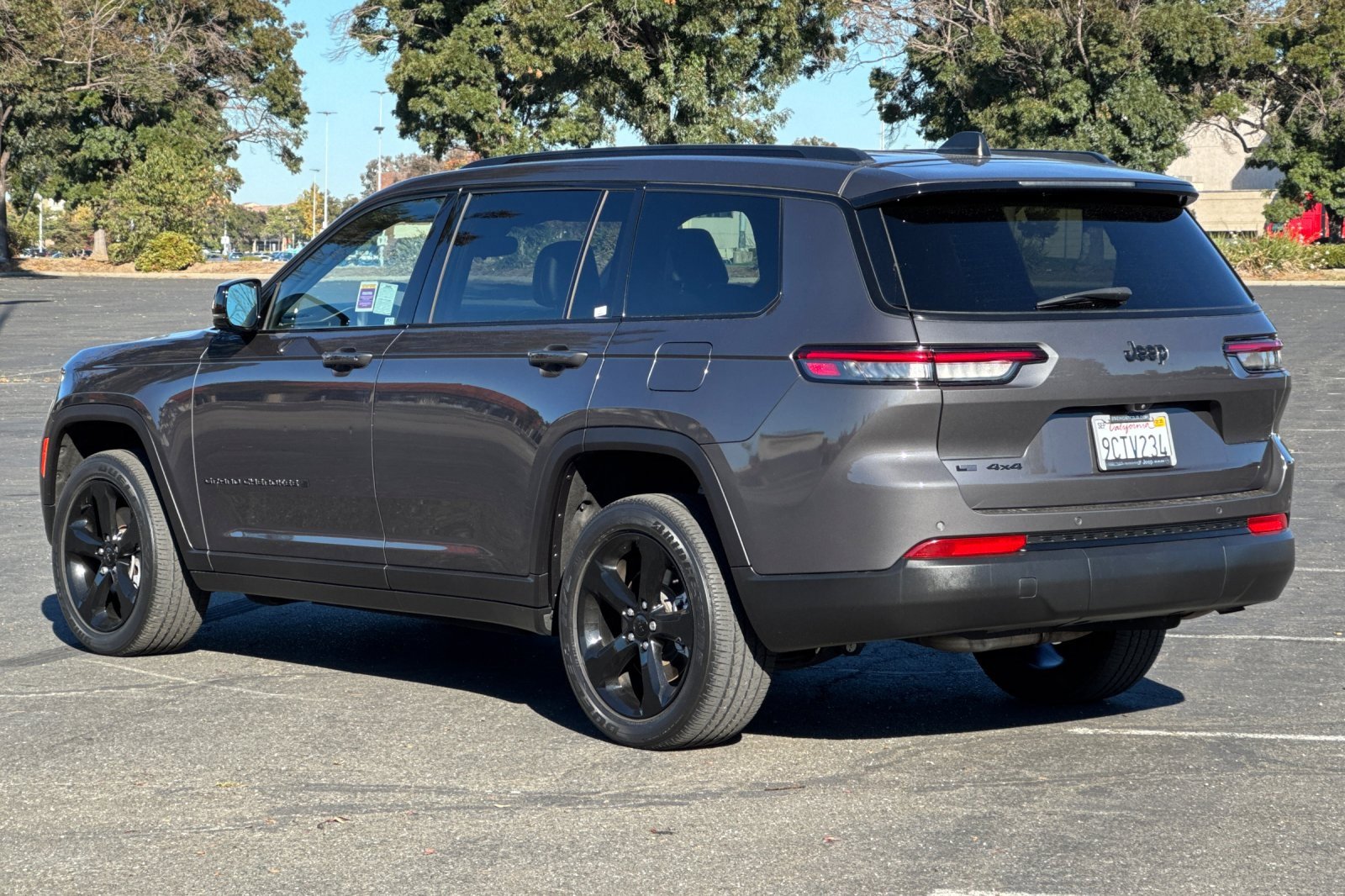 Used 2023 Jeep Grand Cherokee L Laredo image 5