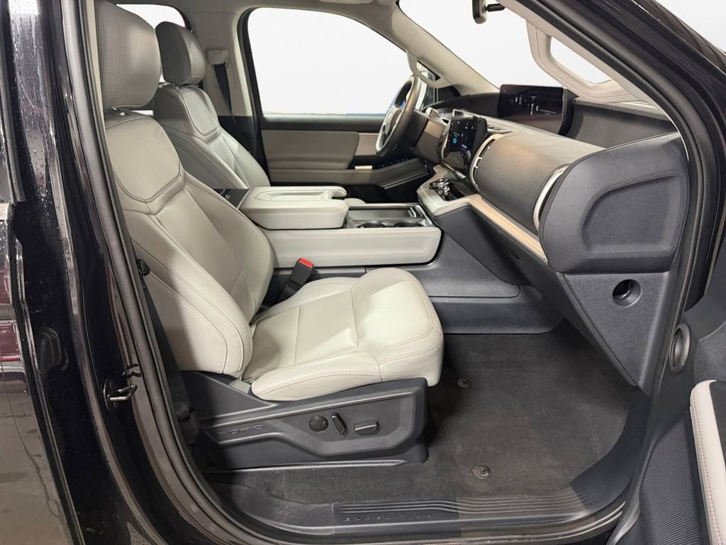 Used 2025 Ford Expedition Active AWD/4WD image 9
