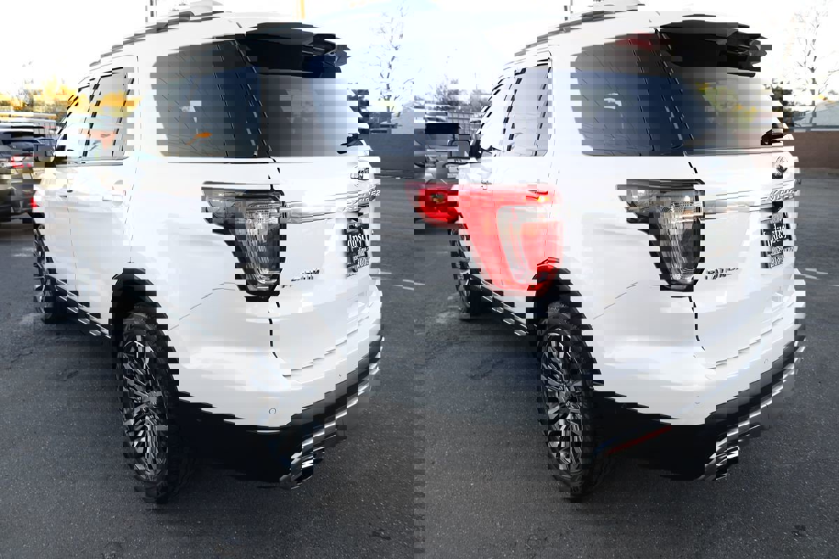 Used 2017 Ford Explorer Platinum image 3