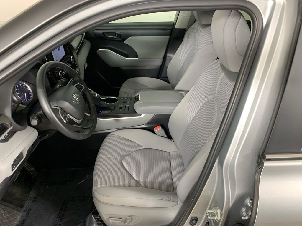 Used 2024 Toyota Highlander LE AWD/4WD image 29