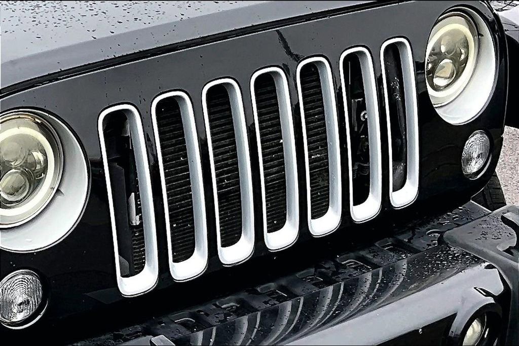 Used 2016 Jeep Wrangler Unlimited Sahara w/ Connectivity Group image 30