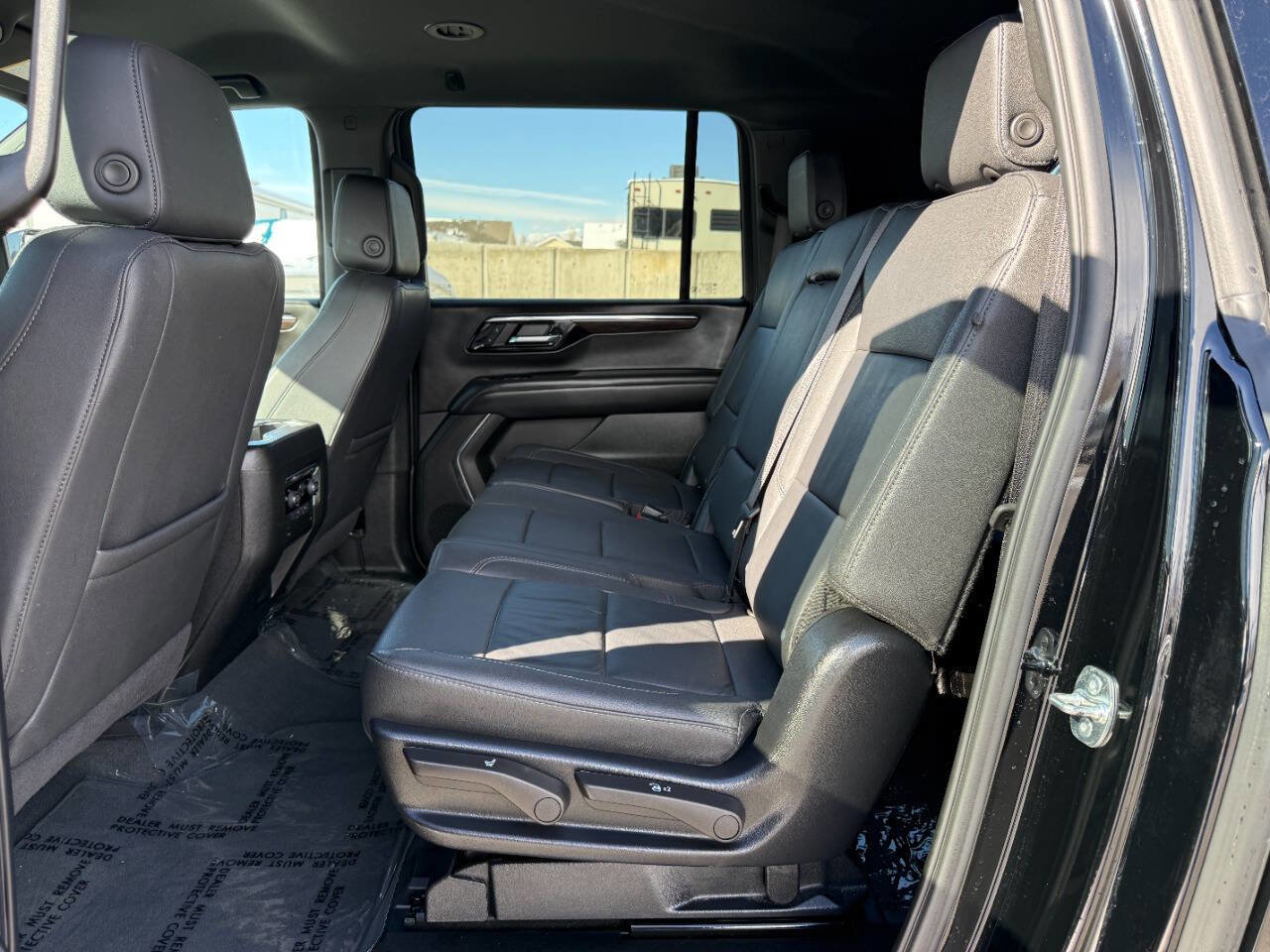 Used 2025 Chevrolet Suburban Z71 image 18