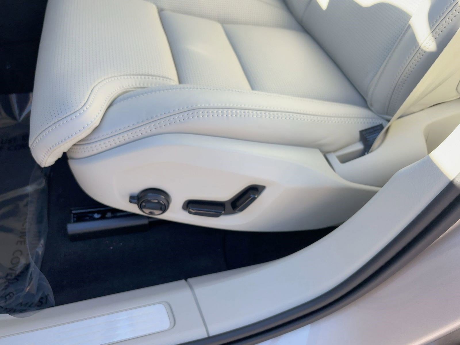 New 2026 Volvo XC60 B5 Ultra w/ Climate Package image 13