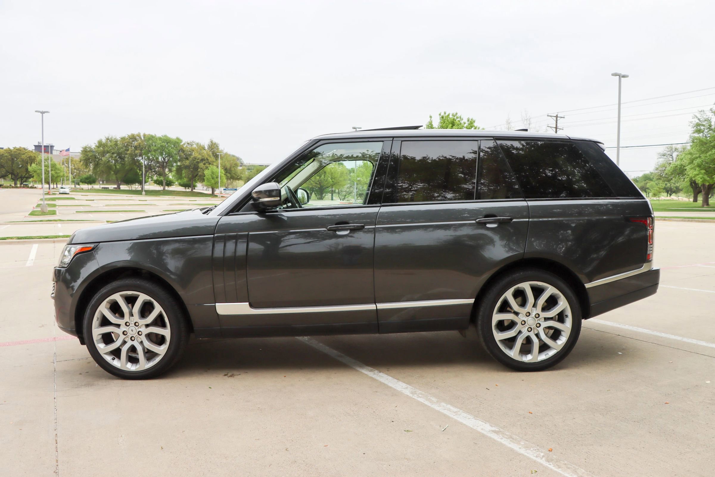 Used 2017 Land Rover Range Rover HSE image 3