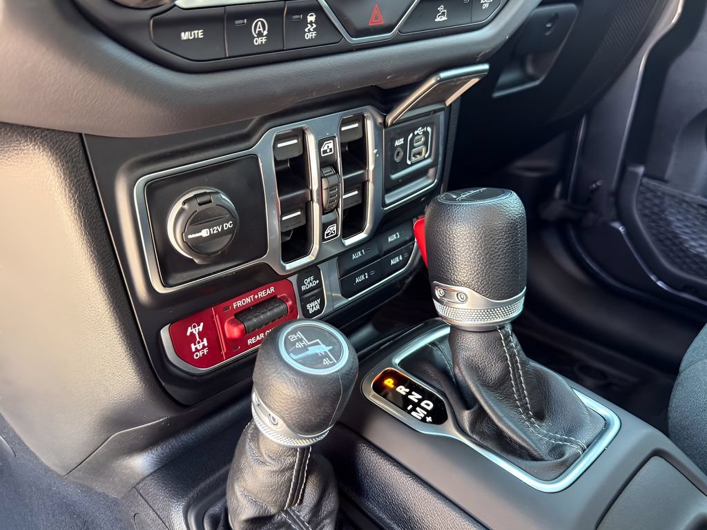 Used 2025 Jeep Gladiator Rubicon w/ Convenience Group AWD/4WD image 16