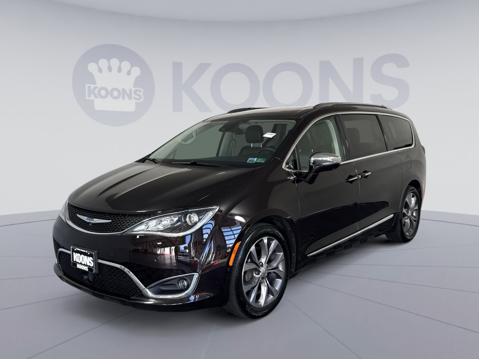 Used 2018 Chrysler Pacifica Limited w/ Tire & Wheel Group