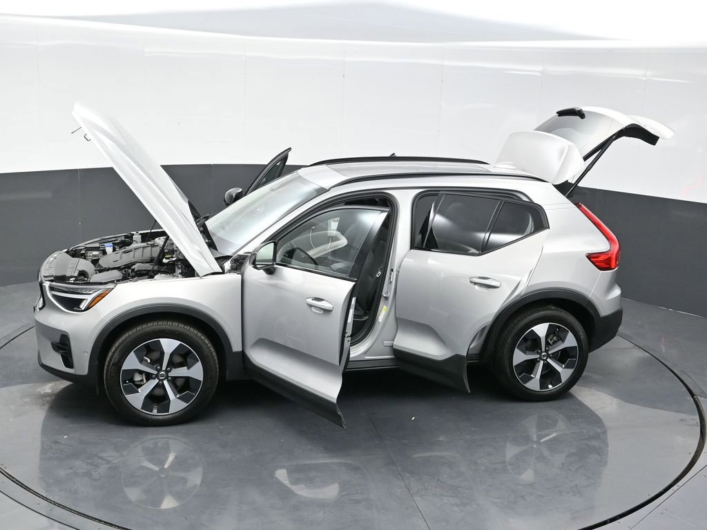 Used 2024 Volvo XC40 B5 Plus image 27