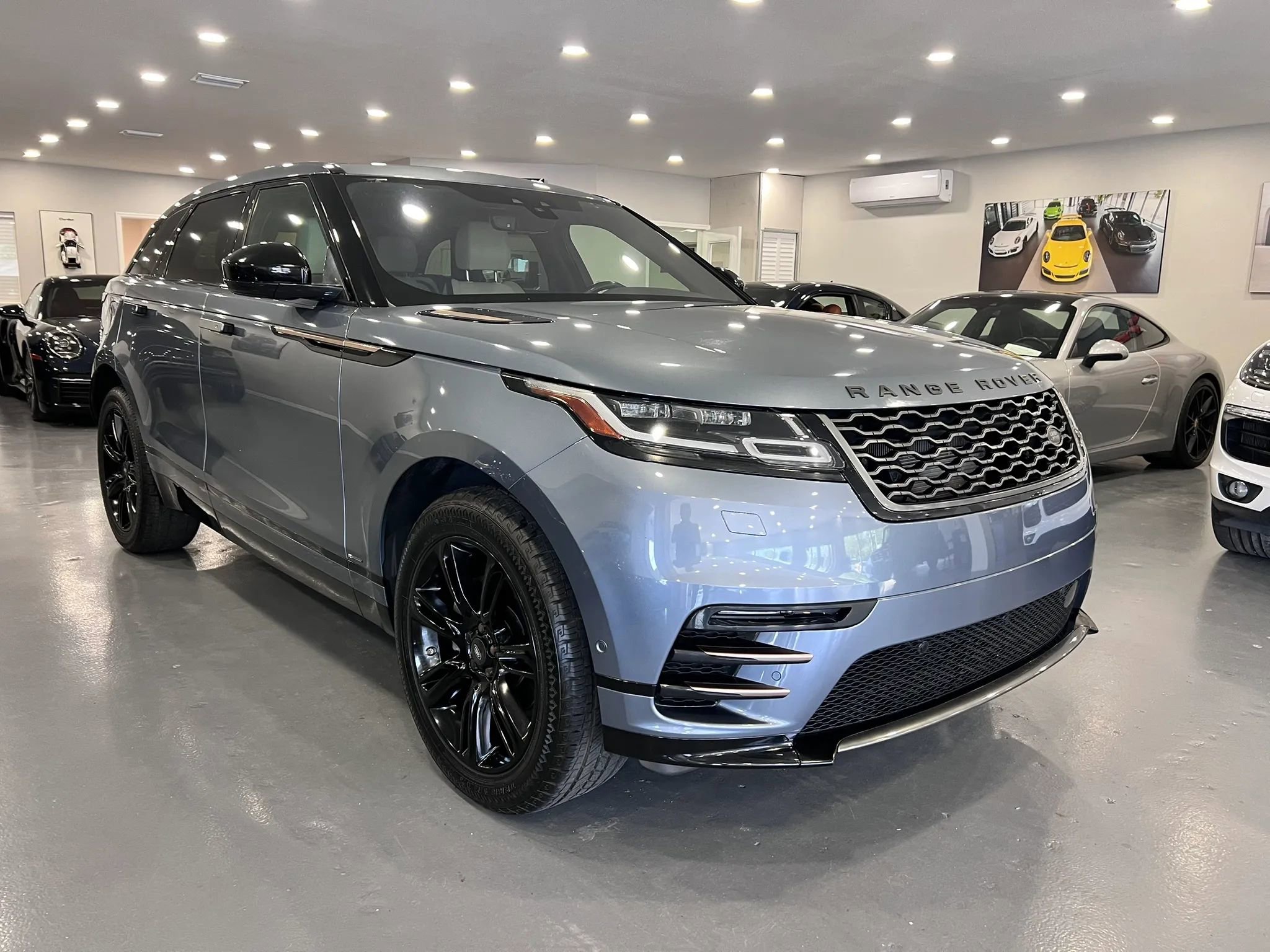 Used 2019 Land Rover Range Rover Velar R-Dynamic SE AWD/4WD image 1