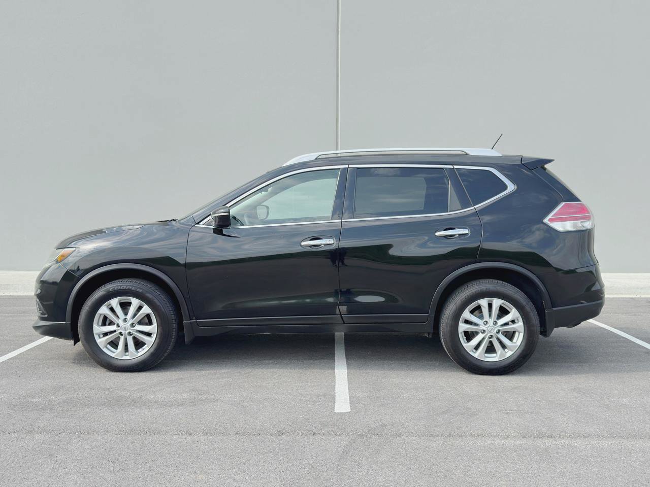 Used 2014 Nissan Rogue SV AWD/4WD image 2