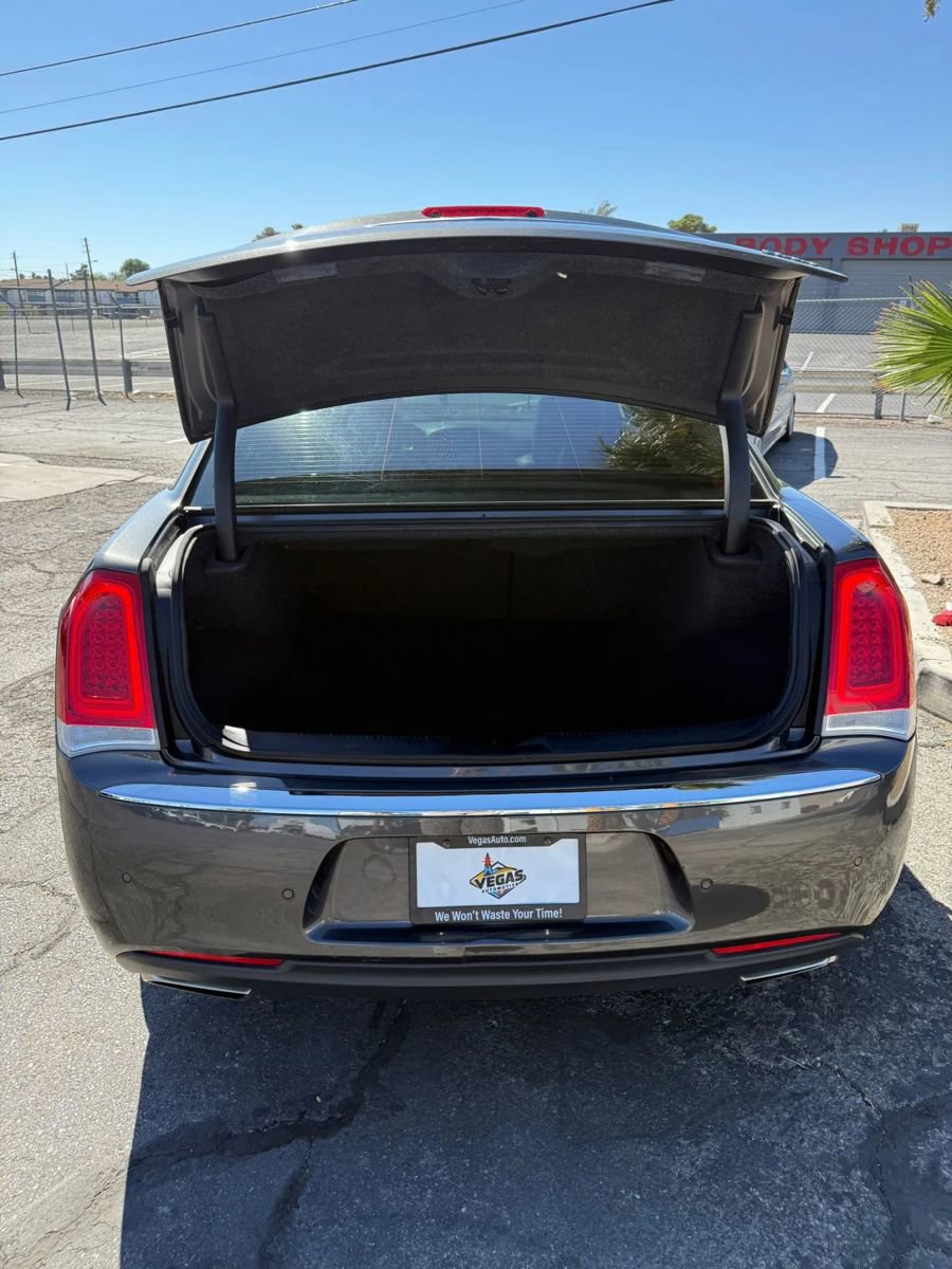 Used 2019 Chrysler 300 Limited w/ Safetytec Plus Group image 18