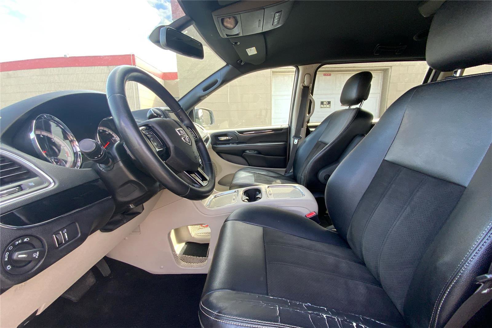 Used 2019 Dodge Grand Caravan SXT image 10