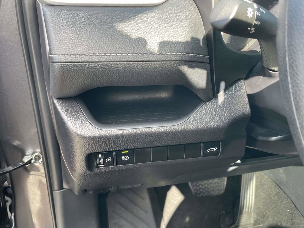 Used 2025 Toyota RAV4 XLE w/ Convenience Package FWD image 32