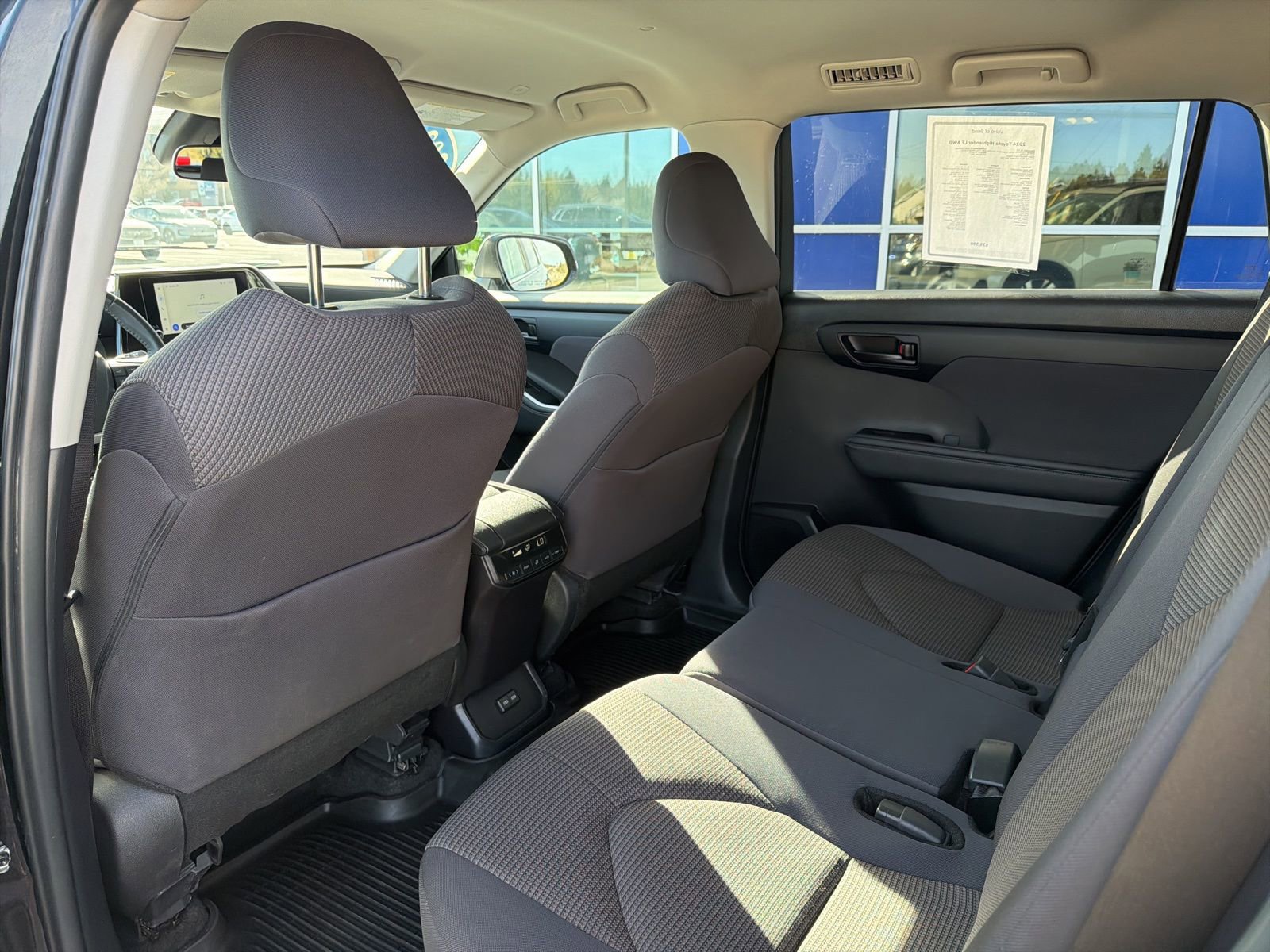 Used 2024 Toyota Highlander LE image 31