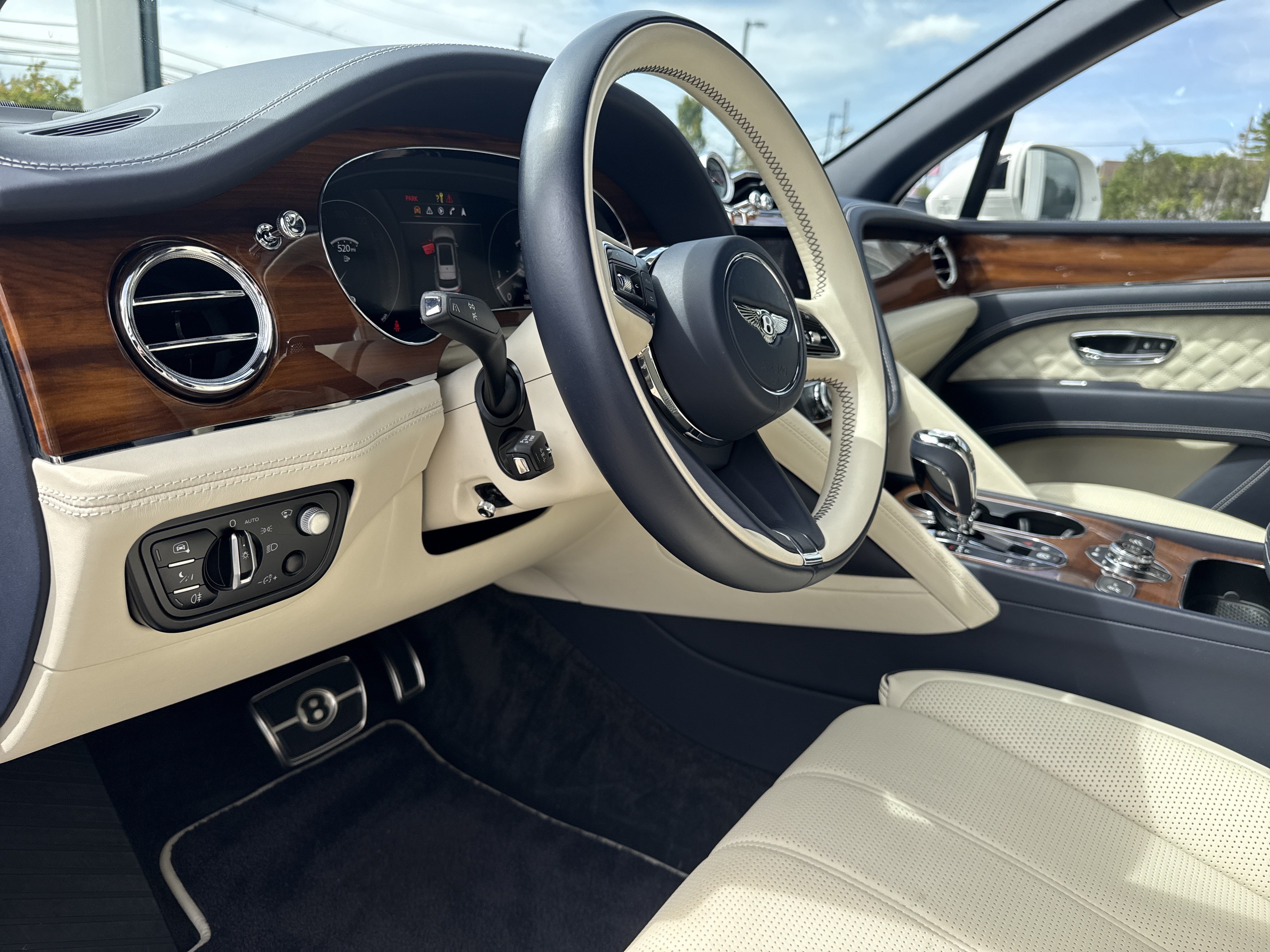 Used 2022 Bentley Bentayga AWD/4WD image 40