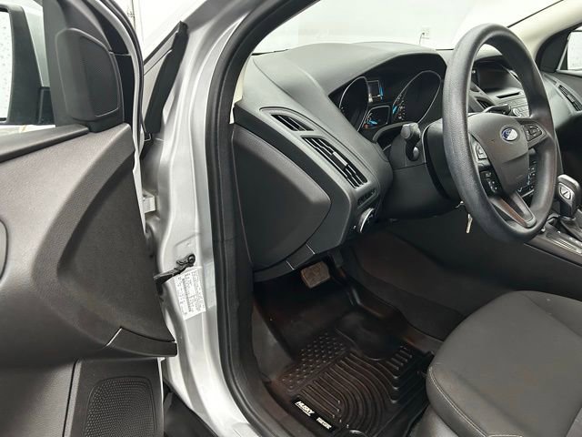 Used 2016 Ford Focus SE w/ SE Power Seat Package image 21