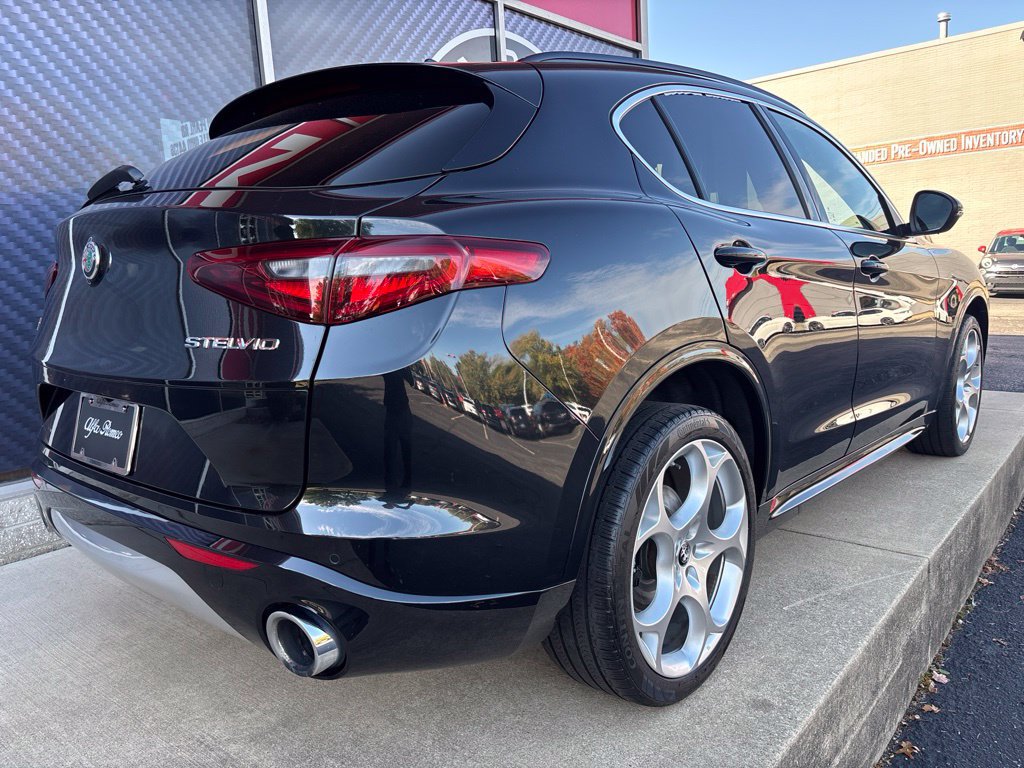 Used 2023 Alfa Romeo Stelvio Ti Lusso w/ Quick Order Package 22X Lusso AWD/4WD image 10