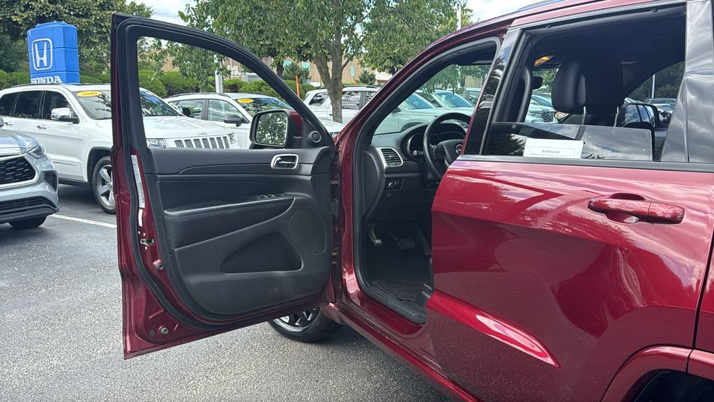 Used 2017 Jeep Grand Cherokee Altitude AWD/4WD image 11