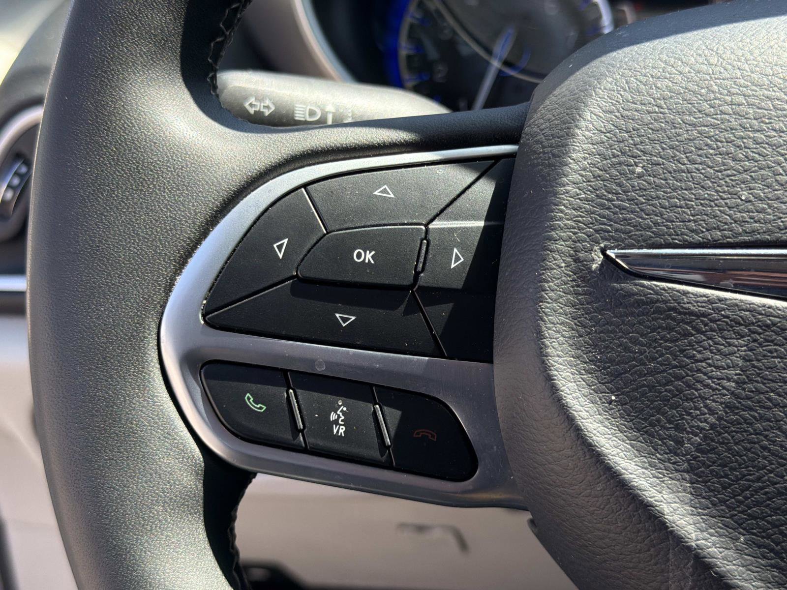 Used 2023 Chrysler Pacifica Touring-L FWD image 8